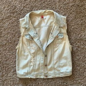Rank sleeve pacsun denim vest in light blue